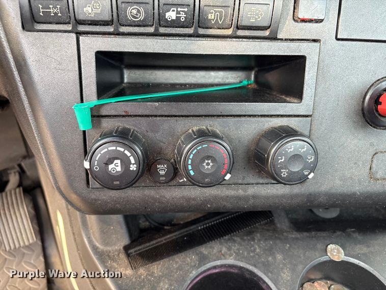 image for item YA1689 2018 International LT625 semi truck