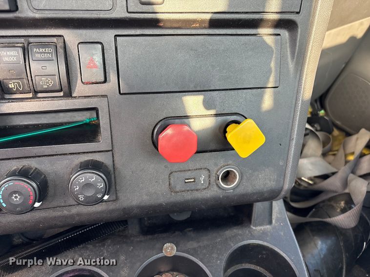 image for item YA1689 2018 International LT625 semi truck