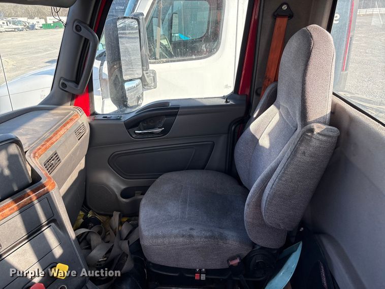 image for item YA1689 2018 International LT625 semi truck