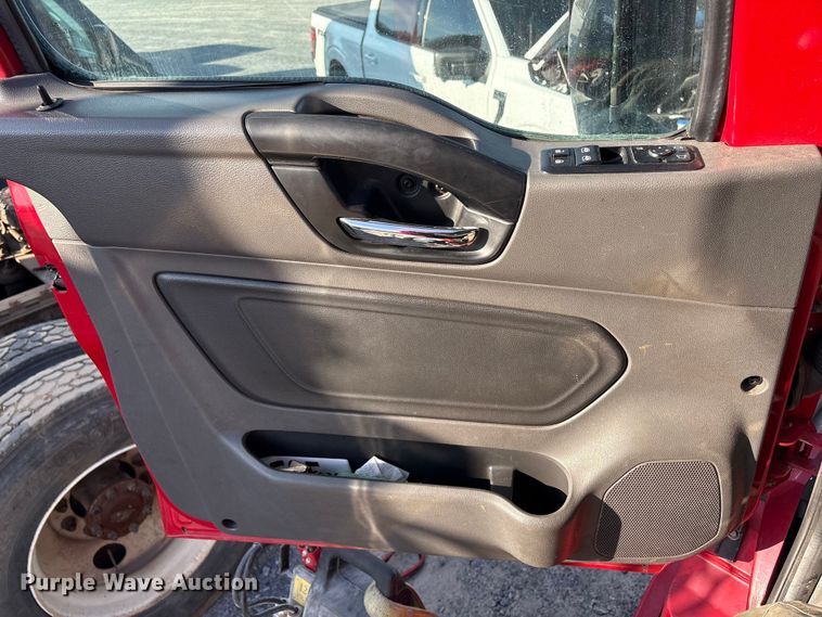 image for item YA1689 2018 International LT625 semi truck