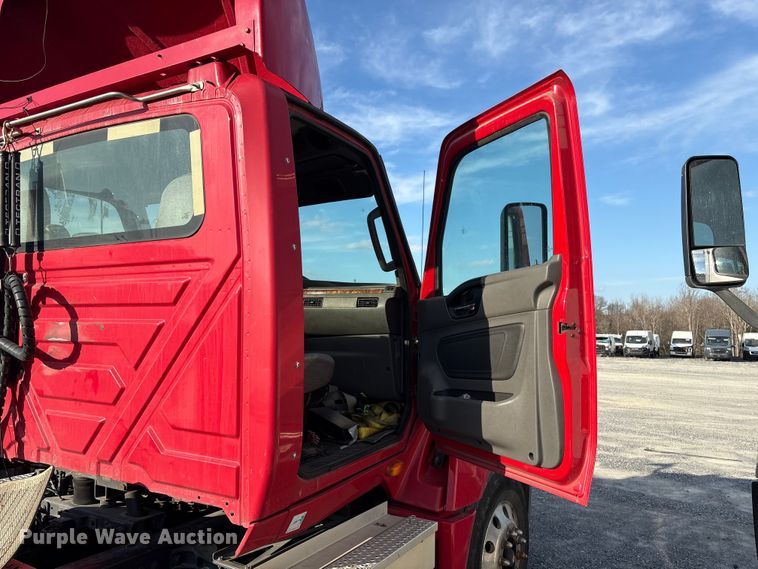 image for item YA1689 2018 International LT625 semi truck