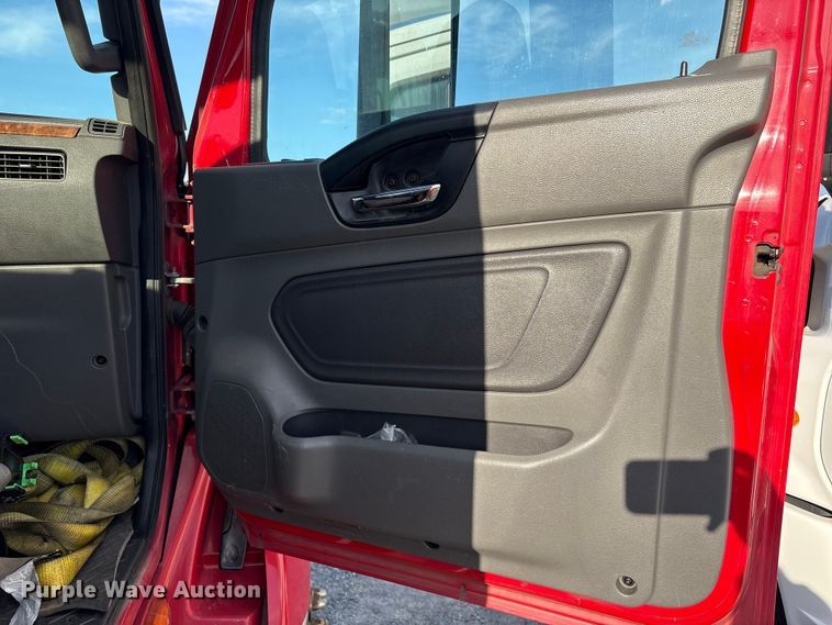 image for item YA1689 2018 International LT625 semi truck