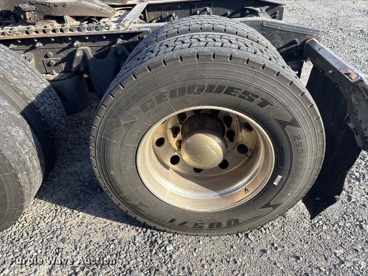 image for item YA1689 2018 International LT625 semi truck