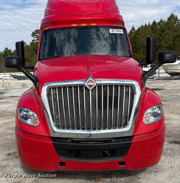 image for item YA1695 2019 International LT625 semi truck