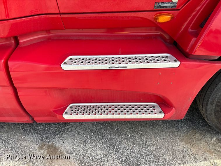 image for item YA1695 2019 International LT625 semi truck