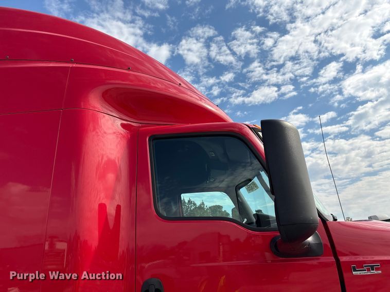 image for item YA1695 2019 International LT625 semi truck