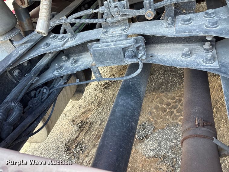 image for item YA1695 2019 International LT625 semi truck