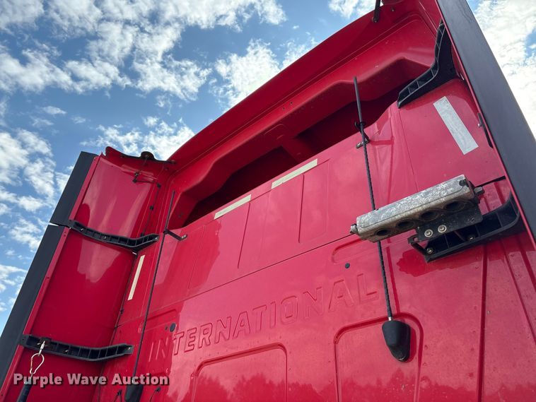 image for item YA1695 2019 International LT625 semi truck