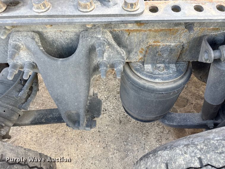 image for item YA1695 2019 International LT625 semi truck