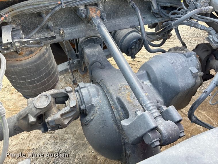 image for item YA1695 2019 International LT625 semi truck