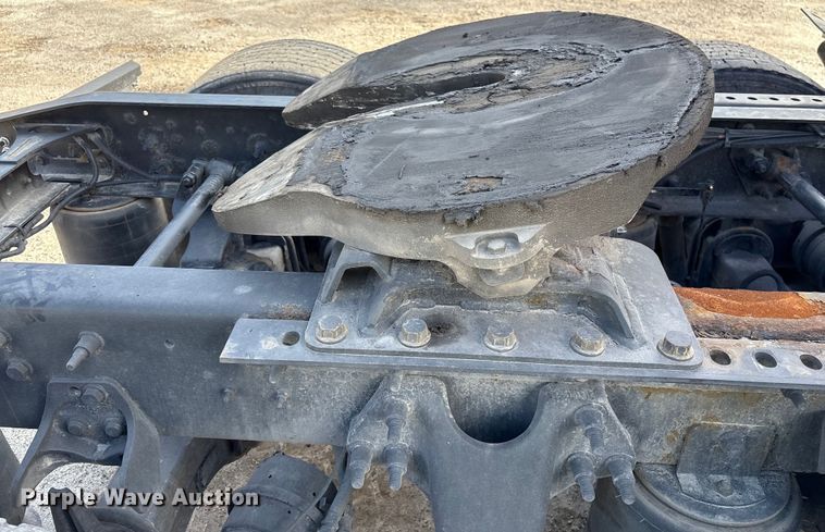 image for item YA1695 2019 International LT625 semi truck