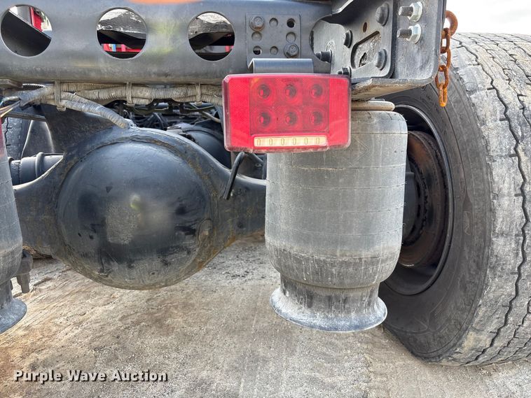 image for item YA1695 2019 International LT625 semi truck