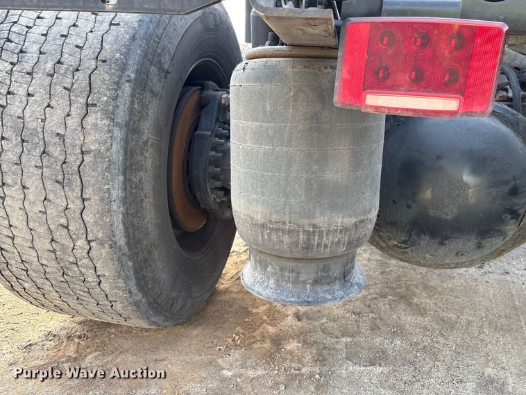 image for item YA1695 2019 International LT625 semi truck