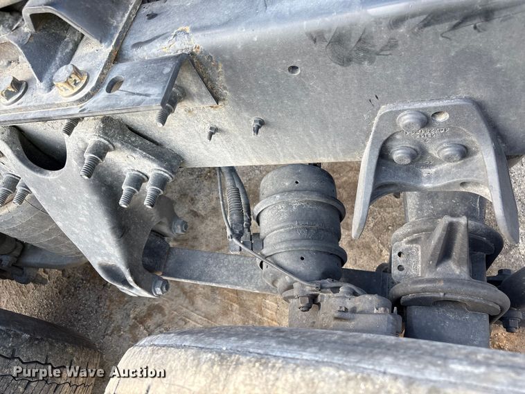 image for item YA1695 2019 International LT625 semi truck