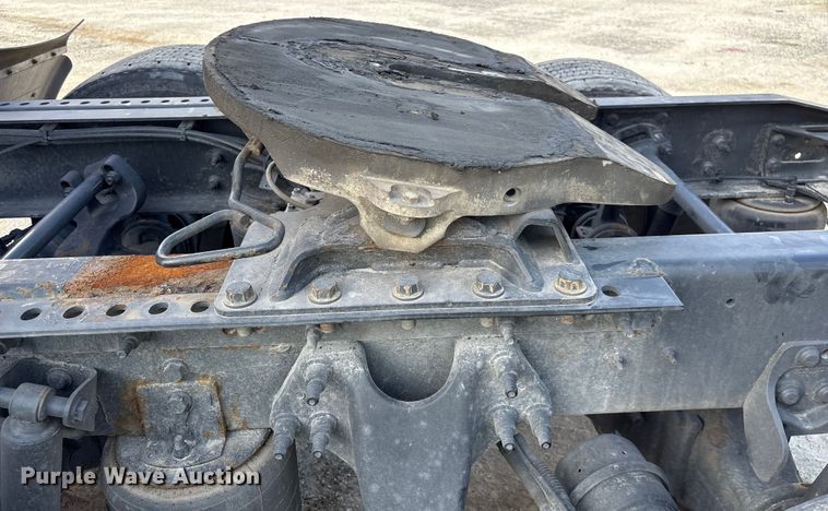 image for item YA1695 2019 International LT625 semi truck