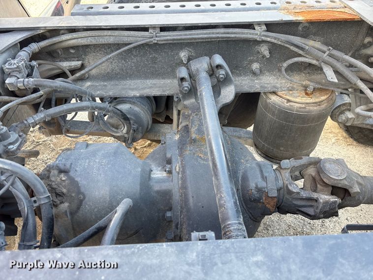 image for item YA1695 2019 International LT625 semi truck