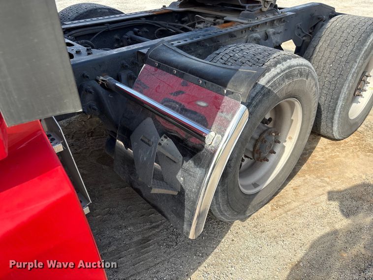 image for item YA1695 2019 International LT625 semi truck