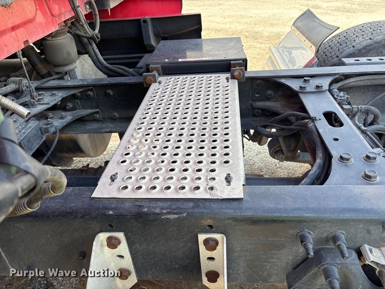 image for item YA1695 2019 International LT625 semi truck