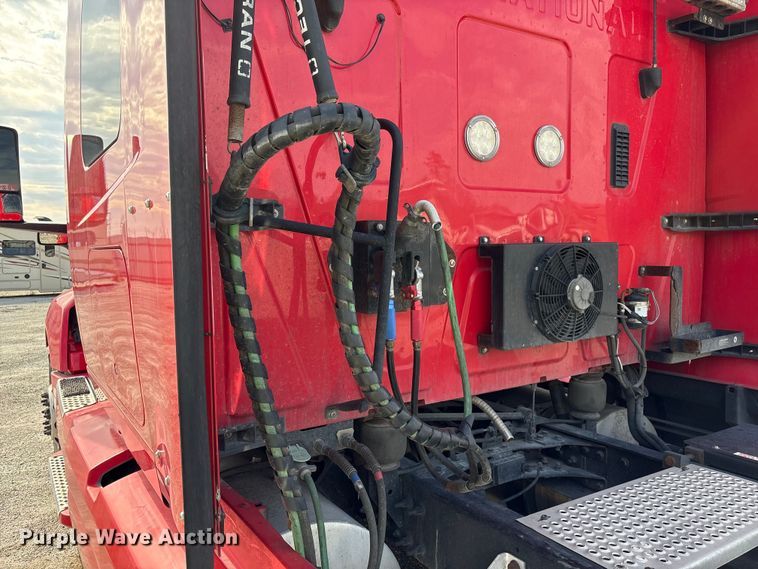 image for item YA1695 2019 International LT625 semi truck