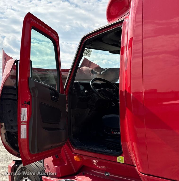 image for item YA1695 2019 International LT625 semi truck