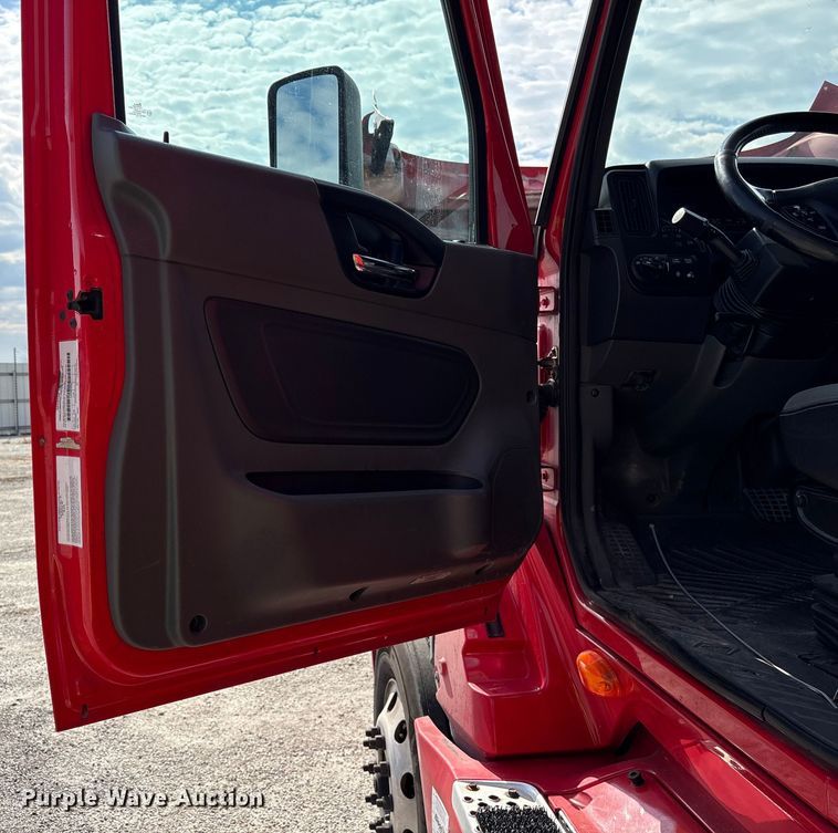 image for item YA1695 2019 International LT625 semi truck