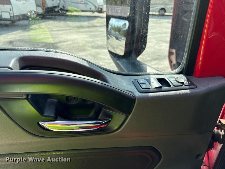 image for item YA1695 2019 International LT625 semi truck