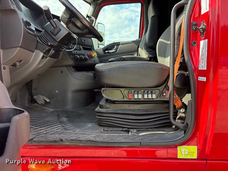 image for item YA1695 2019 International LT625 semi truck