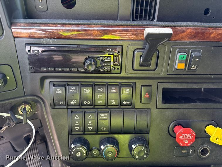 image for item YA1695 2019 International LT625 semi truck