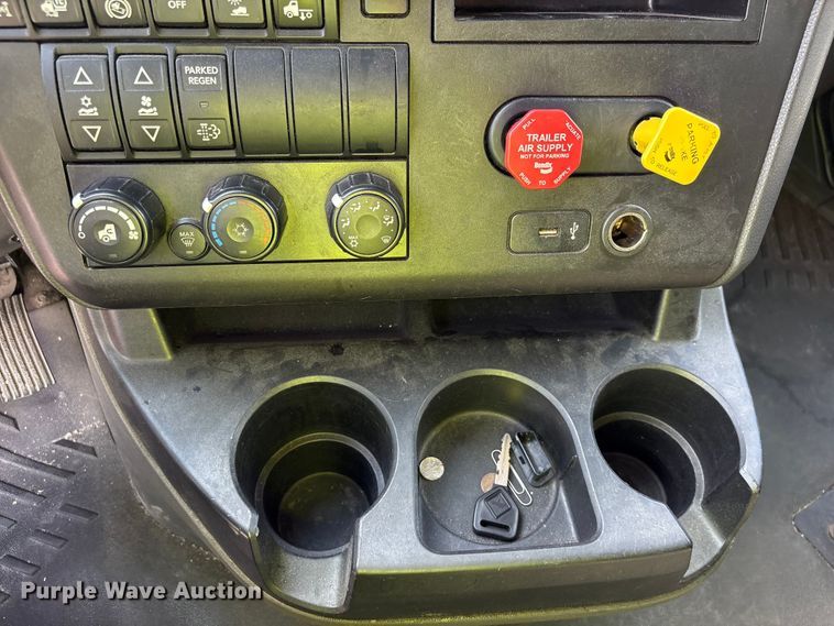 image for item YA1695 2019 International LT625 semi truck