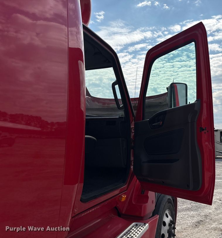 image for item YA1695 2019 International LT625 semi truck