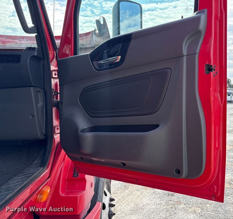 image for item YA1695 2019 International LT625 semi truck