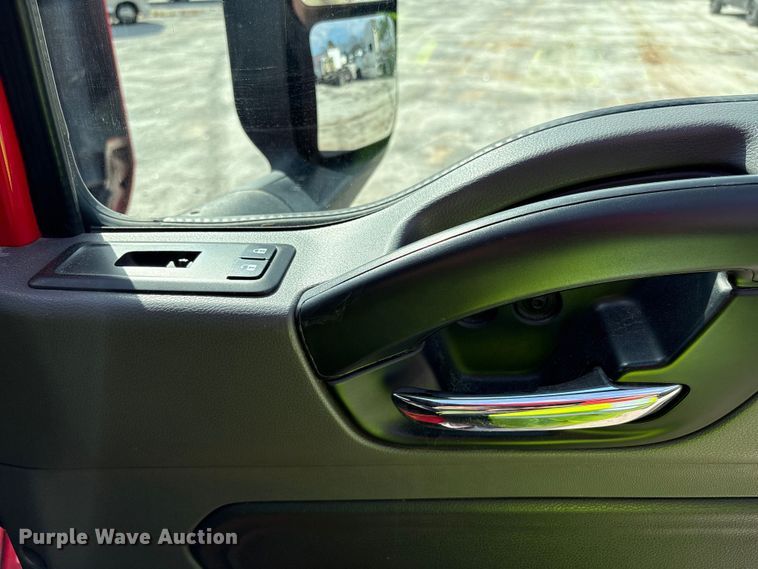 image for item YA1695 2019 International LT625 semi truck