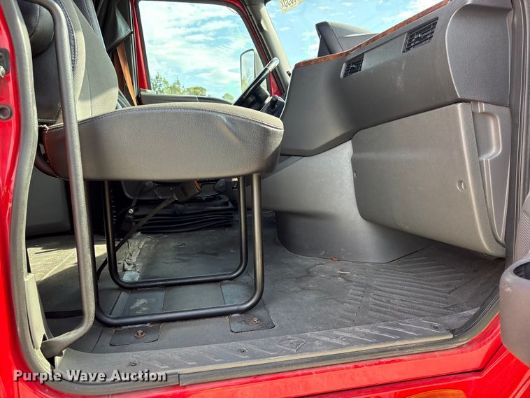 image for item YA1695 2019 International LT625 semi truck