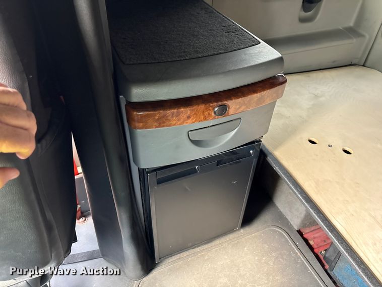 image for item YA1695 2019 International LT625 semi truck