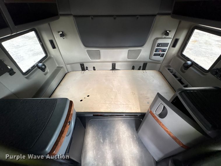 image for item YA1695 2019 International LT625 semi truck