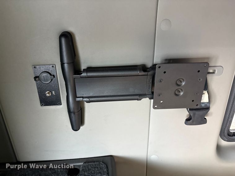 image for item YA1695 2019 International LT625 semi truck