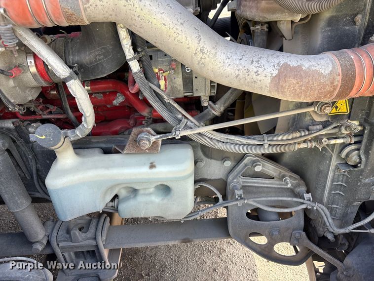 image for item YA1695 2019 International LT625 semi truck