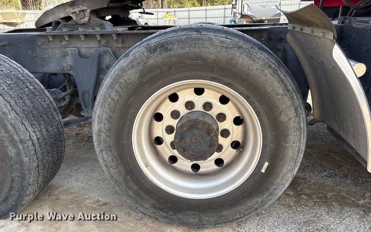 image for item YA1695 2019 International LT625 semi truck