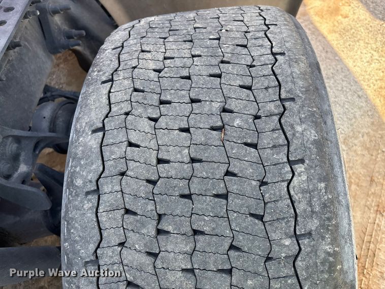 image for item YA1695 2019 International LT625 semi truck