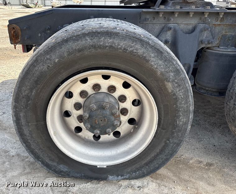 image for item YA1695 2019 International LT625 semi truck