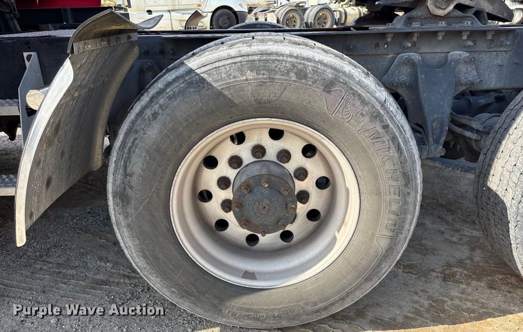 image for item YA1695 2019 International LT625 semi truck