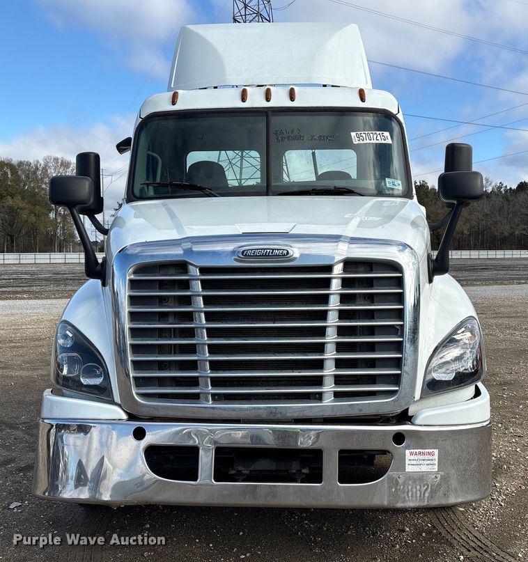 image for item YA1729 2017 Freightliner Cascadia semi truck