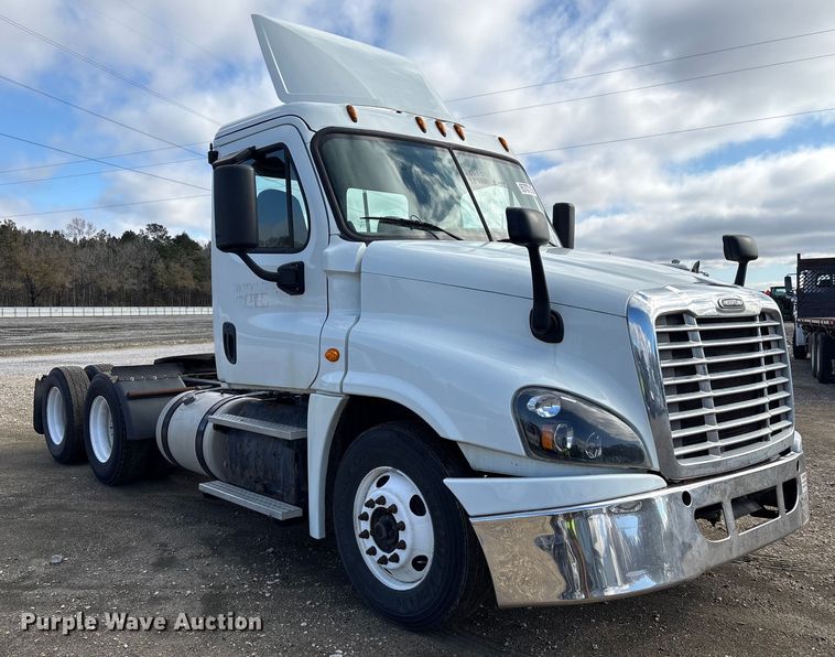 image for item YA1729 2017 Freightliner Cascadia semi truck