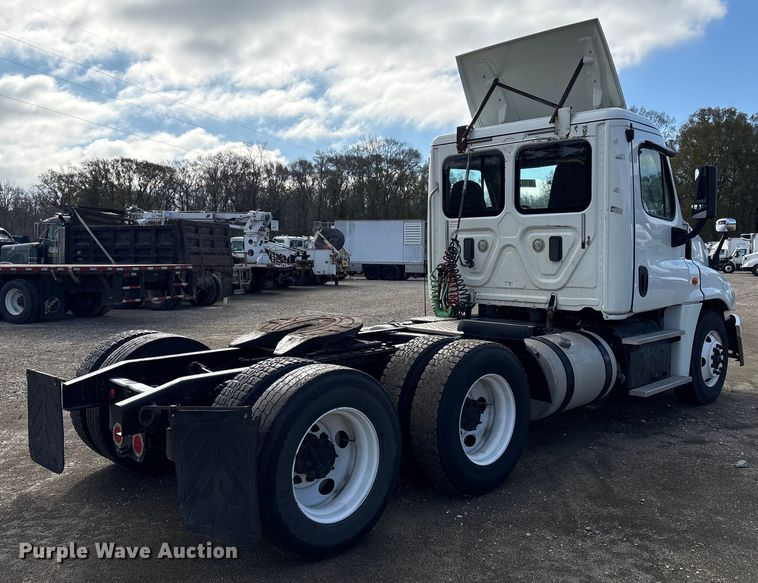 image for item YA1729 2017 Freightliner Cascadia semi truck