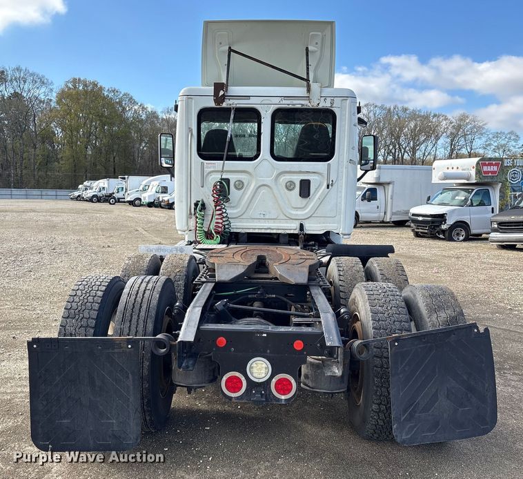 image for item YA1729 2017 Freightliner Cascadia semi truck