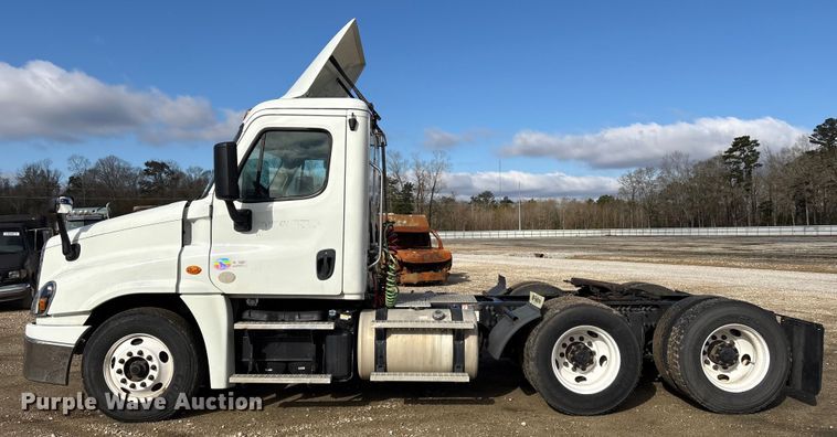 image for item YA1729 2017 Freightliner Cascadia semi truck