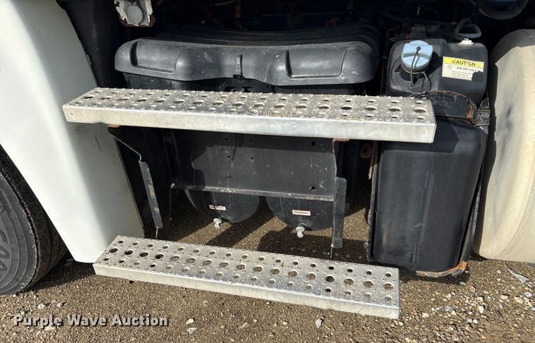 image for item YA1729 2017 Freightliner Cascadia semi truck