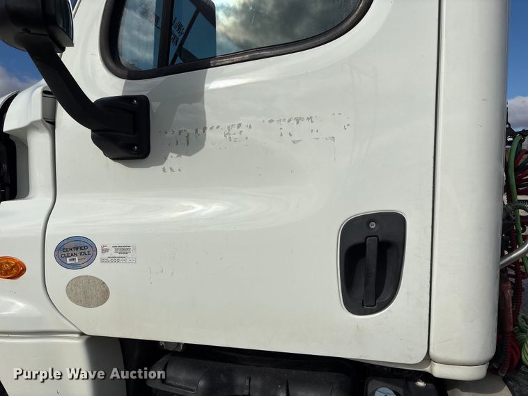 image for item YA1729 2017 Freightliner Cascadia semi truck