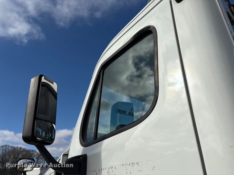 image for item YA1729 2017 Freightliner Cascadia semi truck