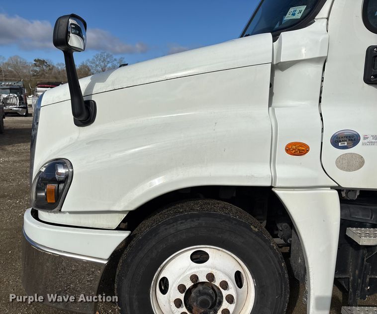 image for item YA1729 2017 Freightliner Cascadia semi truck